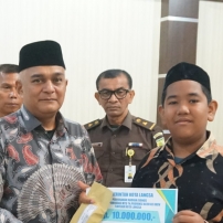 PENYERAHAN BONUS BAGI KAFILAH MTQ KE 35 TAHUN 2022 KOTA LANGSA