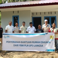 Pj. Walikota Langsa Bersama Manager ULP PLN Langsa Kota Menyerahkan Satu Unit Bantuan Rumah Dhuafa Dari YBM PLN UP3 Langsa